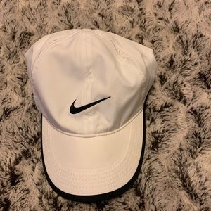 Nike feather light running hat